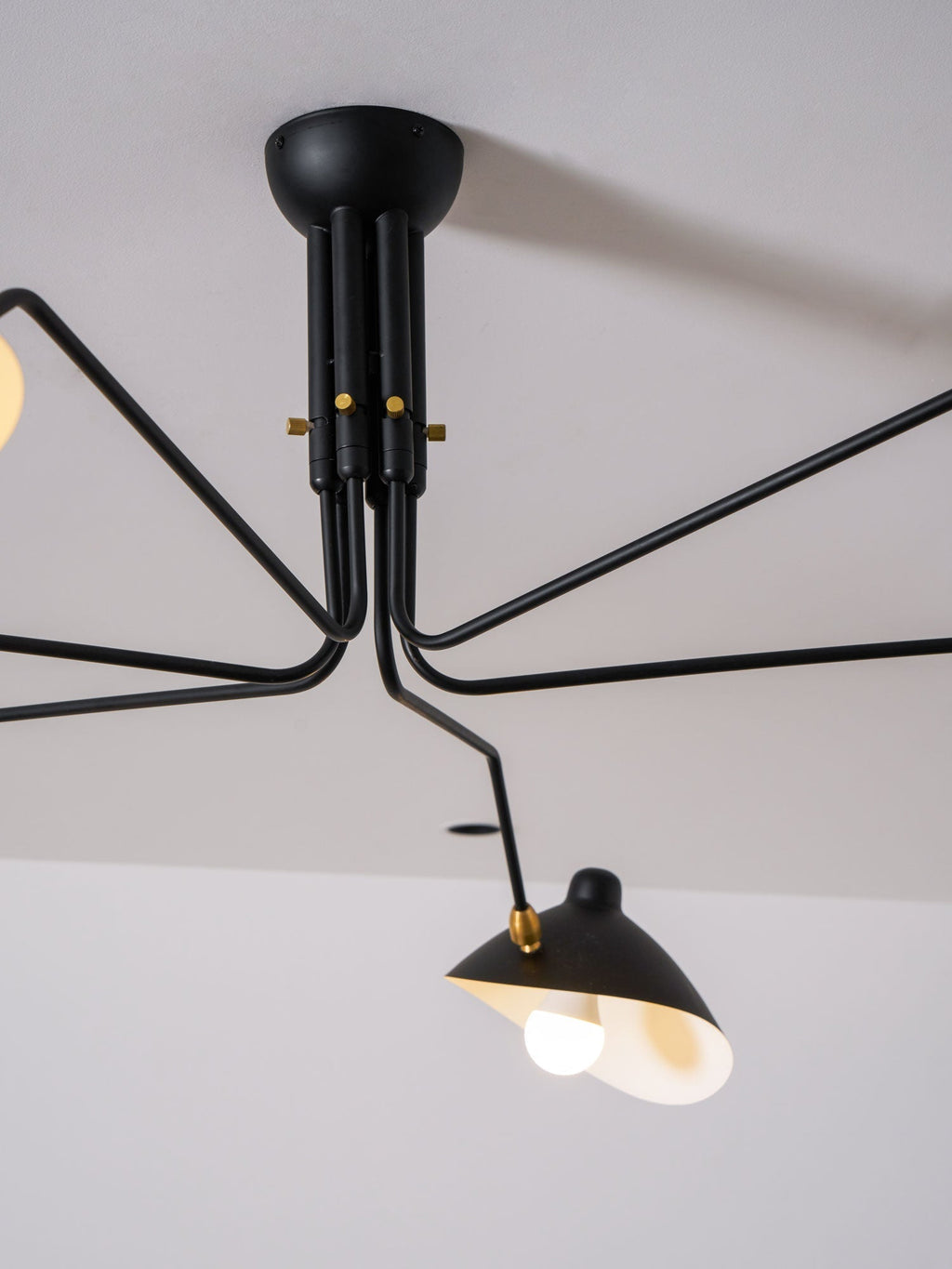 Plafonnier Linéaire à Bras Minimaliste