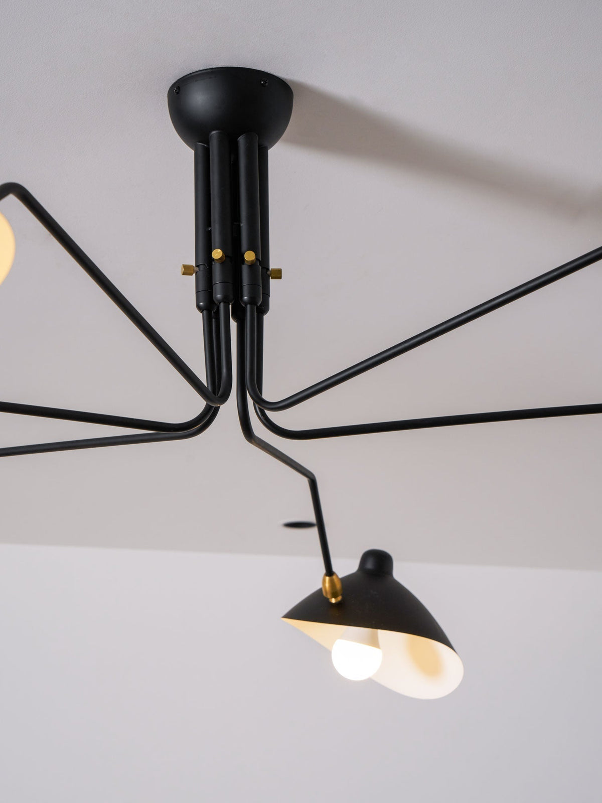 Plafonnier Linéaire à Bras Minimaliste